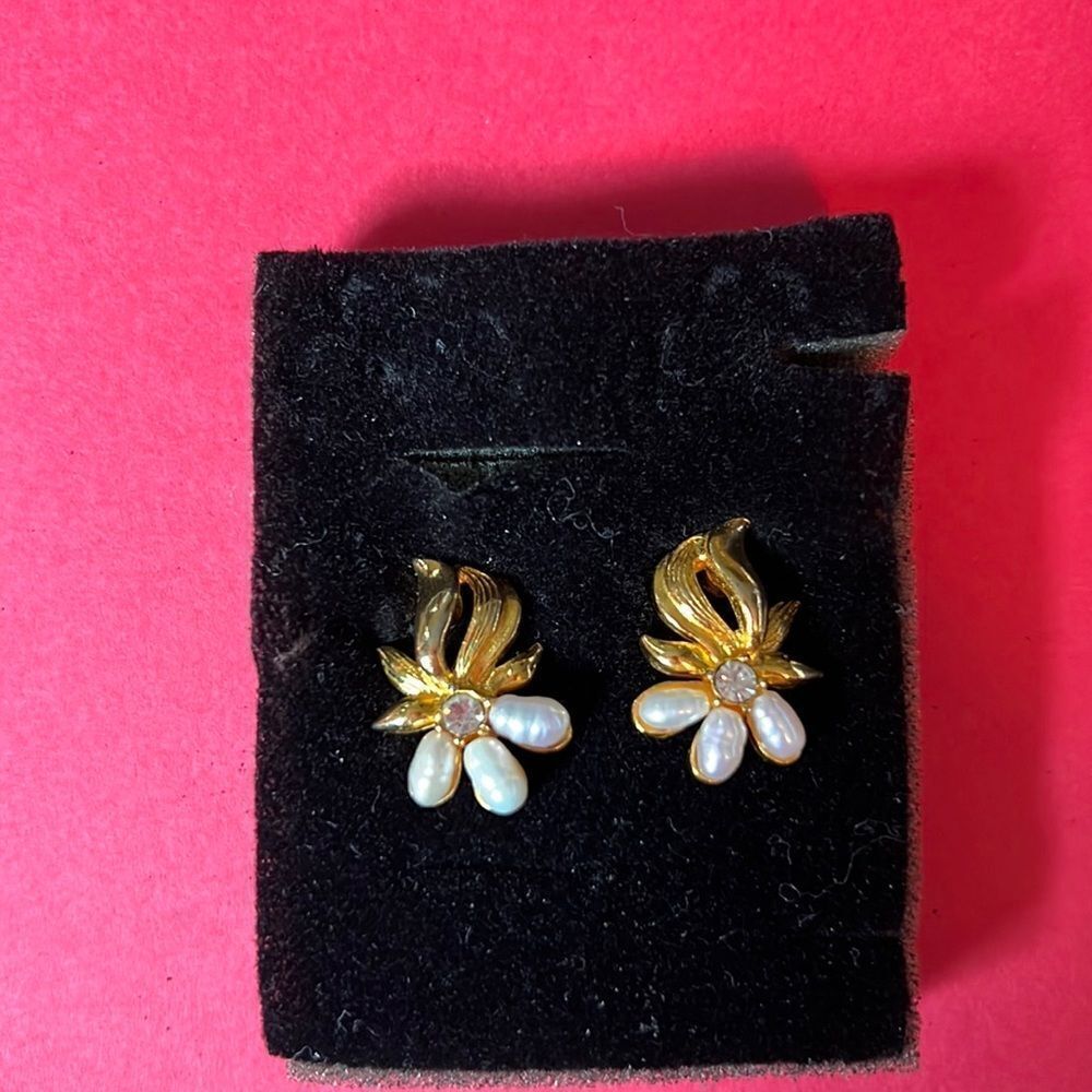 Faux gold/pearl pierced earrings.